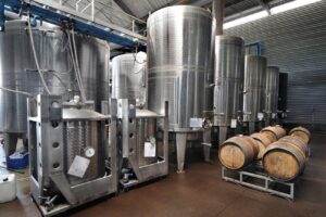 Equipamentos utilizados em vinícola.